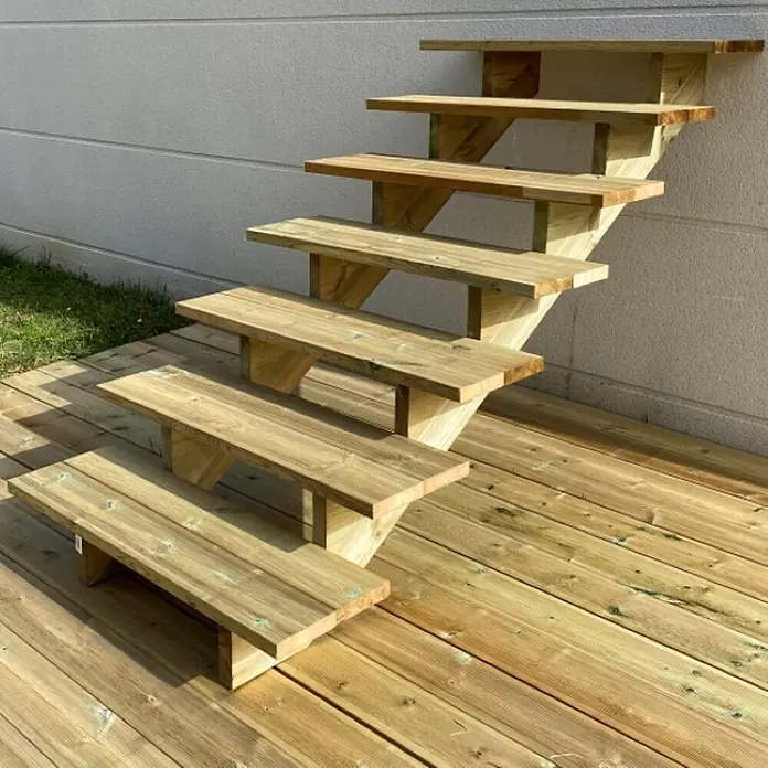Vinuovo Außentreppe BERLIN Holztreppe - 7 Offene Stufen 122cm Höhe - 100cm Breite - Anzahl Steigungen: 7 Stk., Gerade - Außenholztreppe mit passender Terrasse aus hellem, behandeltem Holz.