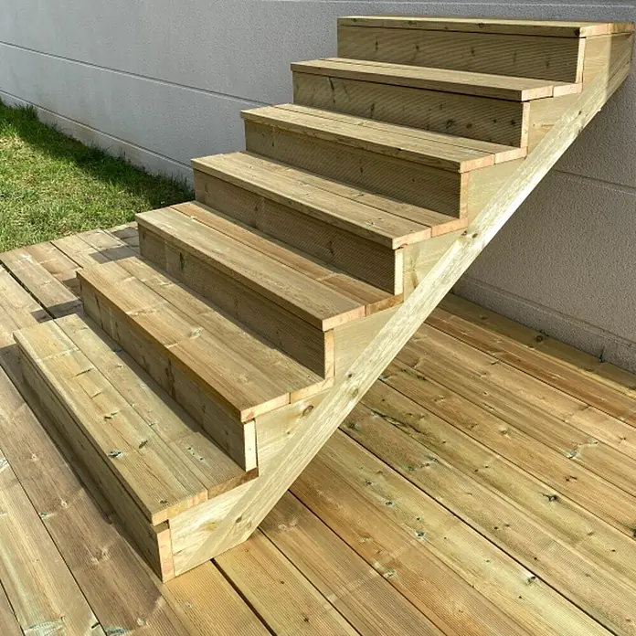 Vinuovo Außentreppe Holz 7 Stufen 120cm mit Setzstufen -  - Helle hölzerne Außentreppe mit mehreren Stufen, die von einem passenden Holzdeck nach oben führt.