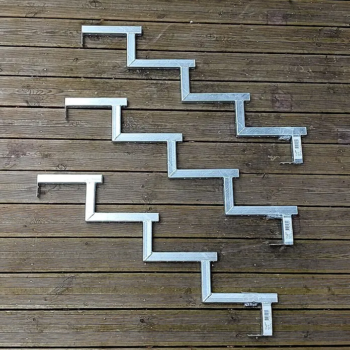 Vinuovo Außentreppe 3er Set Stahl Treppenwange 4 Stufen - Option für Setzstufen-Höhe 68cm - 5 cm, Anzahl Steigungen: 4 Stk., Gerade - Verzinkte Stahlwangentreppen, die eine Treppenstruktur auf einem Holzdeck bilden.