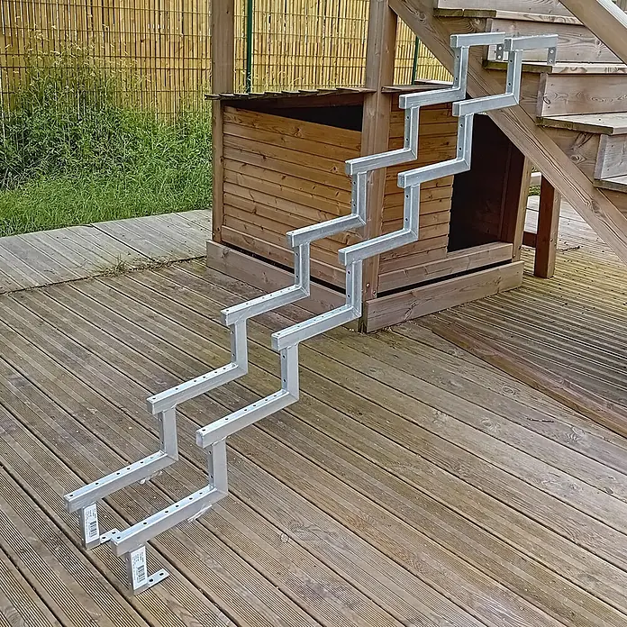 Vinuovo Außentreppe 2er Set Stahl Treppenwange 7 Stufen - Option für Setzstufen-Höhe 119cm - 5 cm, Anzahl Steigungen: 7 Stk., Gerade - Verzinkte Stahltreppenwangen bereit zur Montage auf einer Holzterrasse neben einer Holzspielstruktur.
