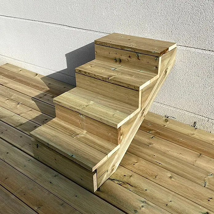 Vinuovo Außentreppe BERLIN Holztreppe - 4 Geschlossene Stufen 71cm Höhe - 60cm Breite - Anzahl Steigungen: 4 Stk., Gerade - Helle Holztreppe mit drei Stufen, auf einer Holzterrasse.