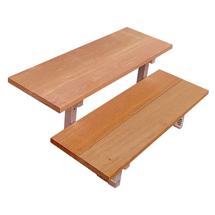Vinuovo Außentreppe BALI Gartentreppe Stahl H37cm - 2 Bankirai Hartholz Stufen B80cm - Anzahl Steigungen: 2 Stk., Gerade - Zwei hellbraune Holzbretter, möglicherweise Regalböden, von Halterungen gestützt.