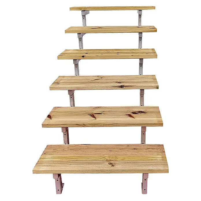 Vinuovo Außentreppe OSLO - Stahltreppe Außen H105cm 6 Treppenstufen Holz KDI Breite 100cm - Anzahl Steigungen: 6 Stk., Gerade - Mehrstufiges Holzregal mit hellen Holzbrettern und weißen Metallhalterungen.