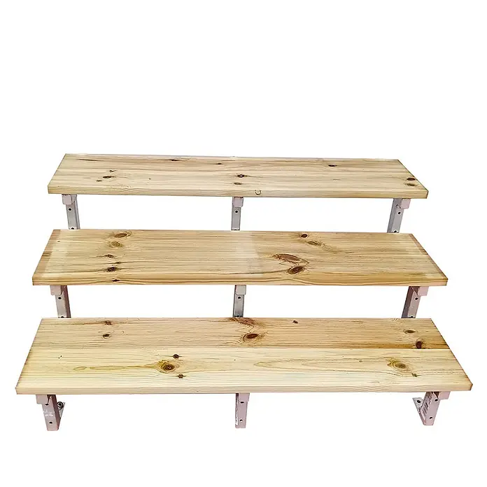 Vinuovo Außentreppe OSLO - Gartentreppe Stahl H54cm 3 Stufen Holz KDI Breite 160cm - Anzahl Steigungen: 3 Stk., Gerade - Dreistufiges Präsentationsregal mit hellen Naturholzbrettern und weißen Metallhalterungen.