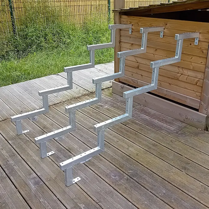 Vinuovo Außentreppe 3er Set Stahl Treppenwange 5 Stufen - Option für Setzstufen-Höhe 85cm - Anzahl Steigungen: 5 Stk., Gerade - Treppenwangen aus verzinktem Metall, bereit für Stufen, verbinden eine Holzterrasse mit einer erhöhten Holzkonstruktion im Freien.