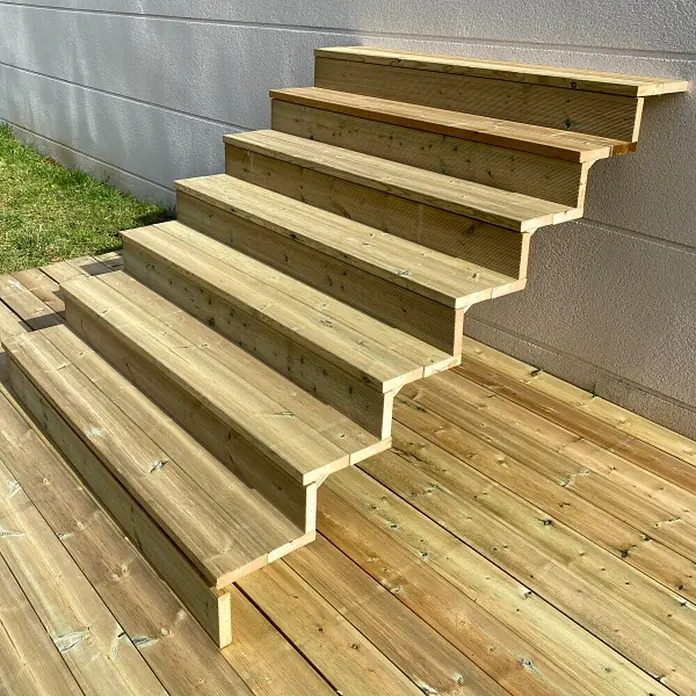 Vinuovo Außentreppe BERLIN Holztreppe - 7 Geschlossene Stufen 122cm Höhe - 160cm Breite - Anzahl Steigungen: 7 Stk., Gerade - Außentreppe aus hellbraunem imprägniertem Holz, nahtlos eine Holzterrasse mit einer höheren Ebene verbindend.