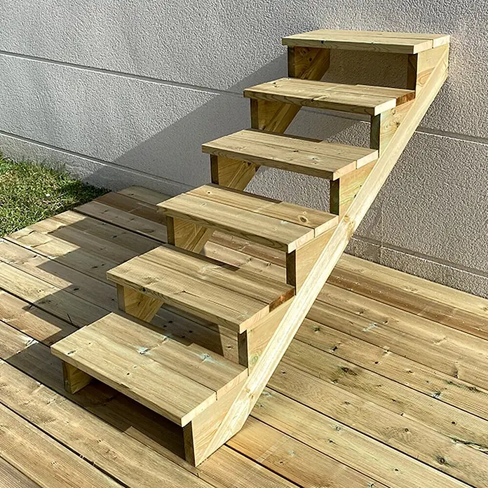 Vinuovo Außentreppe BERLIN Holztreppe - 6 Offene Stufen 105cm Höhe - 60cm Breite - Anzahl Steigungen: 6 Stk., Gerade - Fünf hellbraune, imprägnierte Holzstufen im Freien auf einem Deck.