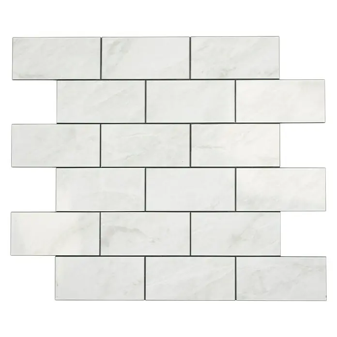 Selbstklebemosaik SAM 4SW11CLG - 29,5 x 29 cm, Weiß, Glänzend - Nahaufnahme eines Mosaikfliesenmusters, das weiße, rechteckige Fliesen mit dunklen Fugenlinien zeigt und ein sauberes, modernes Design präsentiert.