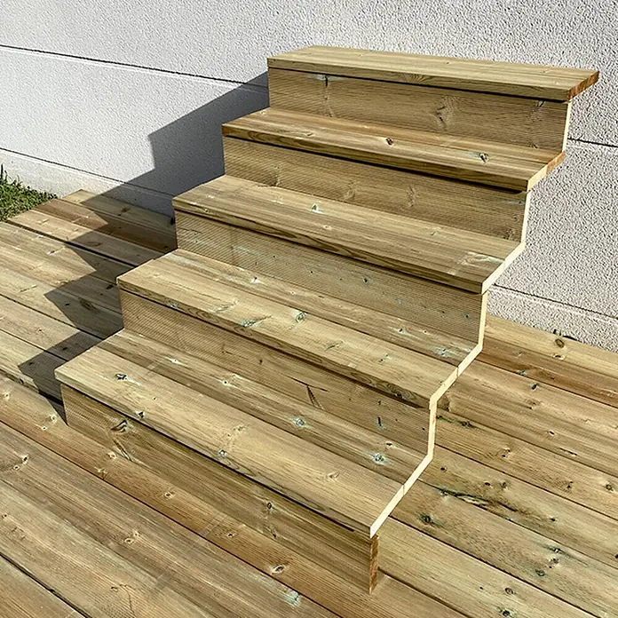 Vinuovo Außentreppe BERLIN Holztreppe - 5 Geschlossene Stufen 88cm Höhe - 100cm Breite - Anzahl Steigungen: 5 Stk., Gerade - Hölzerne Außentreppe aus hellem Naturholz, die eine Terrasse mit einem Gebäude verbindet.