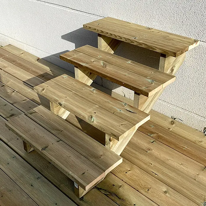 Vinuovo Außentreppe BERLIN Holztreppe - 4 Offene Stufen 71cm Höhe - 80cm Breite - Anzahl Steigungen: 4 Stk., Gerade - Vier hölzerne Außenstufen aus behandeltem Holz, die von einer Terrasse hochführen.