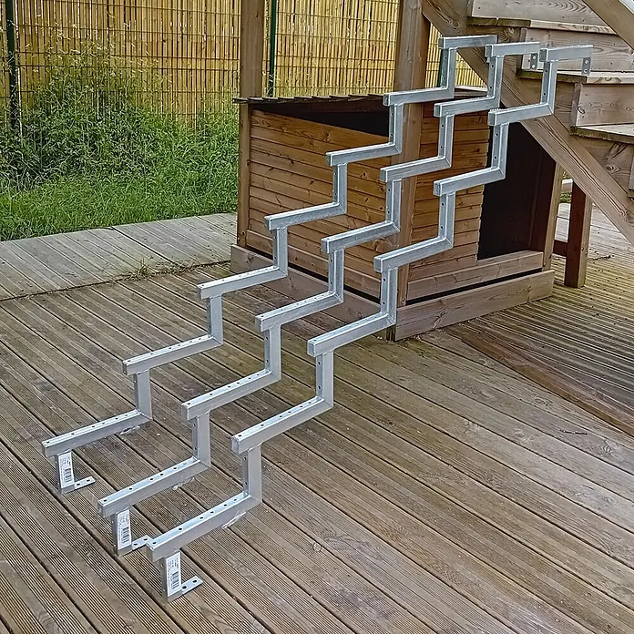 Vinuovo Außentreppe 3er Set Stahl Treppenwange 7 Stufen - Option für Setzstufen-Höhe 119cm - 5 cm, Anzahl Steigungen: 7 Stk., Gerade - Verzinkte Metall-Wangentreppen für den Außenbereich, auf einer Holzterrasse liegend, bereit zur Stufenmontage.