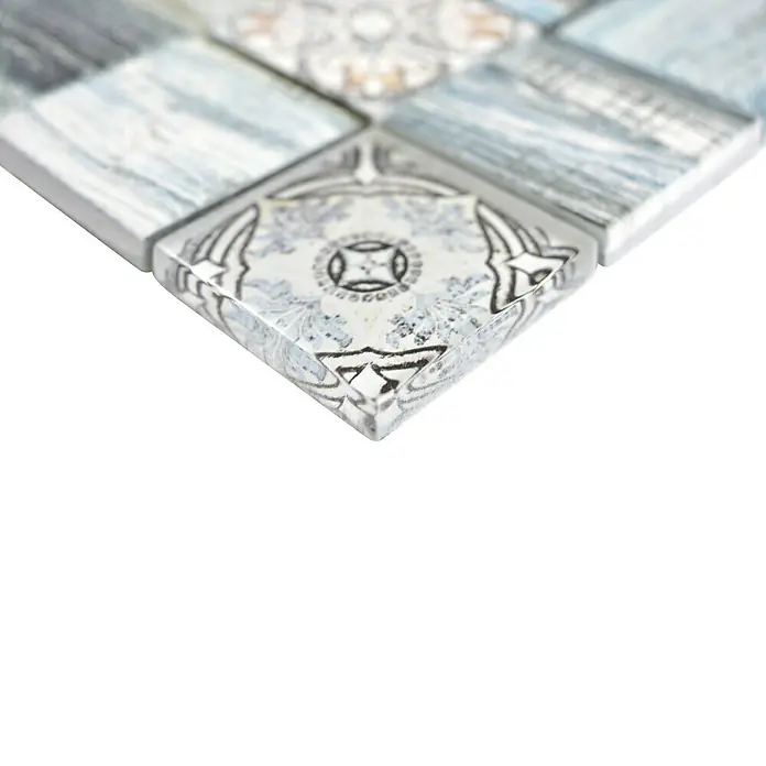 Mosaikfliese Quadrat Crystal XCM WOOD 300 - 30 x 30 cm, Blau/Grau, Glänzend - Nahaufnahme von kunstvollen Mosaikfliesen mit floralen und geometrischen Mustern, ideal für stilvolle Wand- und Bodengestaltung.