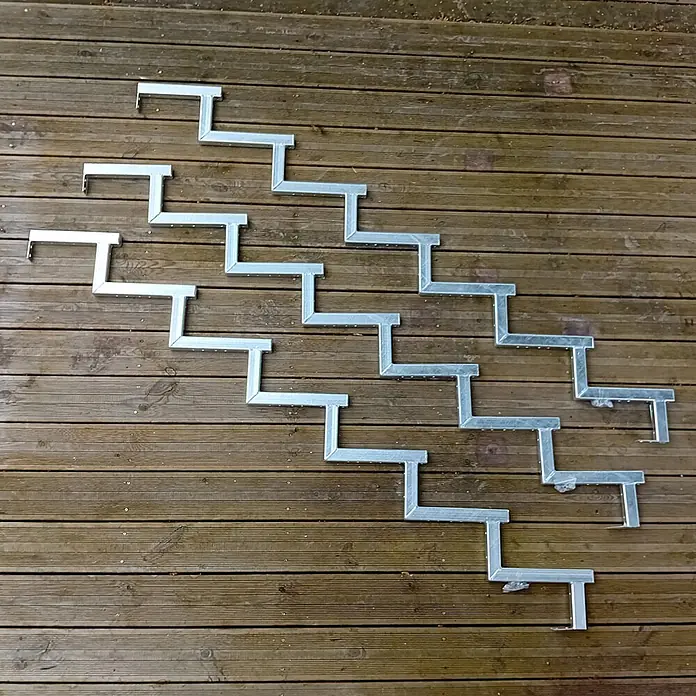 Vinuovo Außentreppe 3er Set Stahl Treppenwange 7 Stufen - Option für Setzstufen-Höhe 119cm - 5 cm, Anzahl Steigungen: 7 Stk., Gerade - Verzinkte Metall-Treppenwangen bilden eine Treppe auf Holzbohlen.