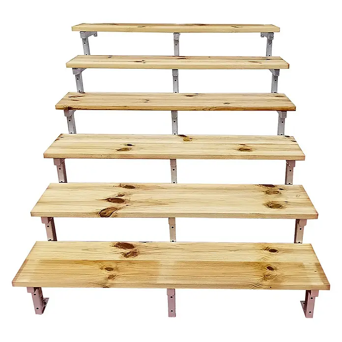 Vinuovo Außentreppe OSLO - Stahltreppe Außen H105cm 6 Treppenstufen Holz KDI Breite 140cm - Anzahl Steigungen: 6 Stk., Gerade - Sechsstufiges Präsentationsregal aus hellen Holzbrettern und weißen Metallstützen.