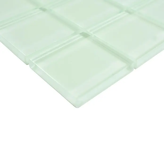 Mosaikfliese Quadrat Crystal XCM 8SE29F - 30 x 30 cm, Blau, Glänzend - Nahaufnahme von weißen Glasmosaikfliesen, ideal für moderne Badezimmer oder Küchen. Die glänzende Oberfläche reflektiert das Licht und sorgt für ein elegantes Ambiente.