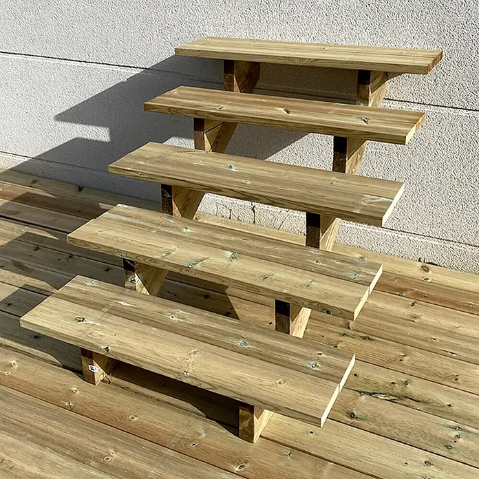 Vinuovo Außentreppe BERLIN Holztreppe - 5 Offene Stufen 88cm Höhe - 100cm Breite - Anzahl Steigungen: 5 Stk., Gerade - Fünf helle Holzstufen auf einem Deck, die den Zugang zu einem erhöhten Bereich erleichtern.