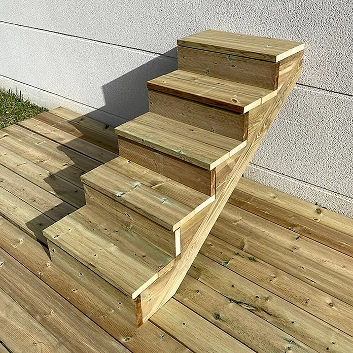 Vinuovo Außentreppe BERLIN Holztreppe - 5 Geschlossene Stufen 88cm Höhe - 60cm Breite - Anzahl Steigungen: 5 Stk., Gerade - Hölzerne Außentreppe aus hellem, behandeltem Holz, die von einer Terrasse nach oben führt.