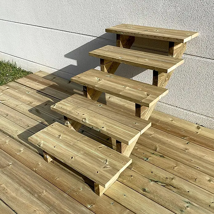 Vinuovo Außentreppe BERLIN Holztreppe - 5 Offene Stufen 88cm Höhe - 80cm Breite - Anzahl Steigungen: 5 Stk., Gerade - Fünf helle Holz-Außentreppen, die von einer Terrasse an eine weiße Wand führen.