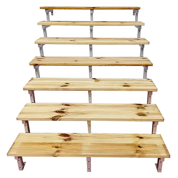 Vinuovo Außentreppe OSLO - Stahltreppe Außen H122cm 7 Treppenstufen Holz KDI Breite 140cm - Anzahl Steigungen: 7 Stk., Gerade - Mehrstufiger Holz-Präsentationsständer mit hellen Holzregalen und weißen Metallhalterungen.