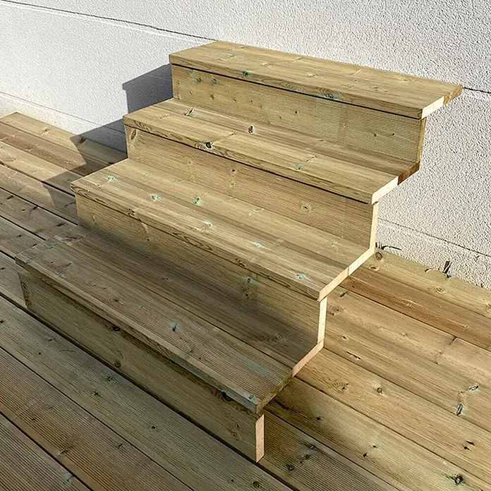Vinuovo Außentreppe Holz 4 Stufen 100cm mit Setzstufen -  - Hellbraune Holztreppe, die von einer Terrasse nach oben führt.