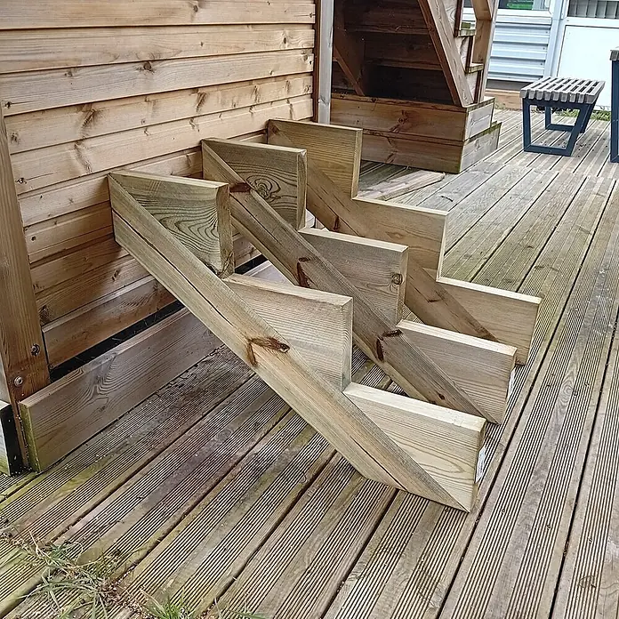 Vinuovo Außentreppe 3er Set Treppenwange 3 Stufen aus KDI Holz für Gartentreppen-Höhe 51cm - Anzahl Steigungen: 3 Stk., Gerade - Helle Holz-Außentreppe auf einem Deck, die zu einer Holzkonstruktion führt.