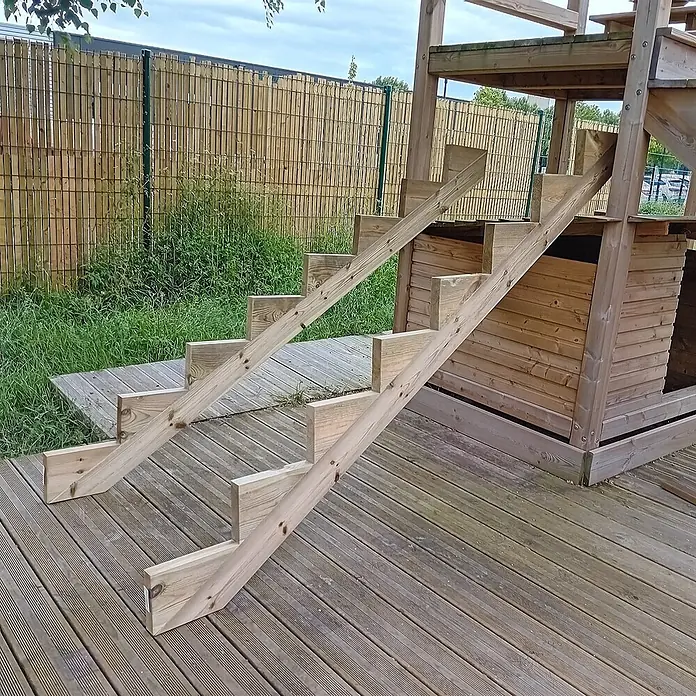 Vinuovo Außentreppe 2er Set Treppenwange 8 Stufen aus KDI Holz für Gartentreppen-Höhe 136cm - Anzahl Steigungen: 8 Stk., Gerade - Naturholz-Spielplatztreppen führen auf eine Outdoor-Spielstruktur auf einer Terrasse.
