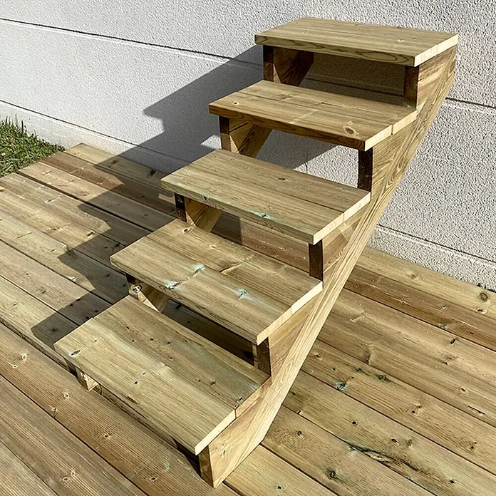 Vinuovo Außentreppe BERLIN Holztreppe - 5 Offene Stufen 88cm Höhe - 60cm Breite - Anzahl Steigungen: 5 Stk., Gerade - Behandelte Holzaußentreppe, die von einer passenden Terrasse hochführt.