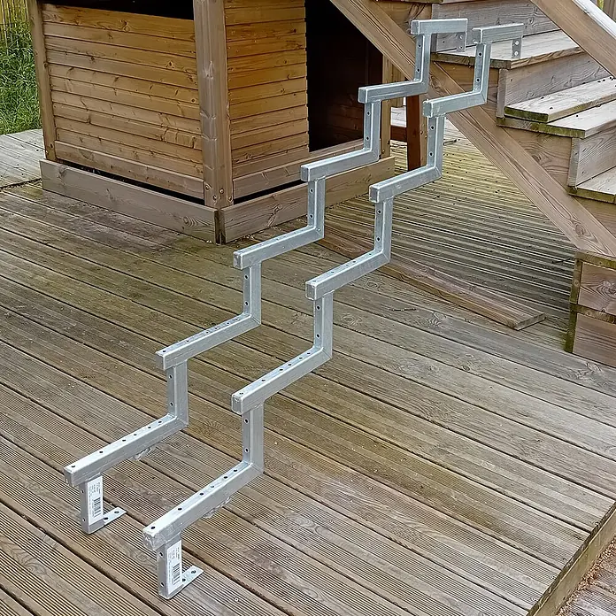 Vinuovo Außentreppe 2er Set Stahl Treppenwange 6 Stufen - Option für Setzstufen-Höhe 102cm - Anzahl Steigungen: 6 Stk., Gerade - Verzinkte Metalltreppenwangen, bereit zur Stufenmontage auf einer Holzterrasse neben einem Spielhaus.