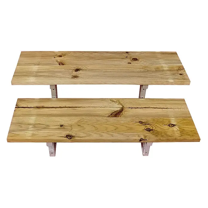 Vinuovo Außentreppe OSLO - Terrassentreppe Stahl H37cm 2 Stufen Holz KDI Breite 60cm - Anzahl Steigungen: 2 Stk., Gerade - Zwei helle Holzbretter mit sichtbarer Maserung und Ästen, gestützt von weißen Halterungen.