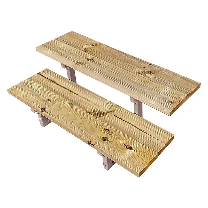Vinuovo Außentreppe OSLO - Terrassentreppe Stahl H37cm 2 Stufen Holz KDI Breite 60cm - Anzahl Steigungen: 2 Stk., Gerade - Zwei helle Holzbänke mit sichtbarer Maserung und Ästen, gestützt von grauen Metallhalterungen.