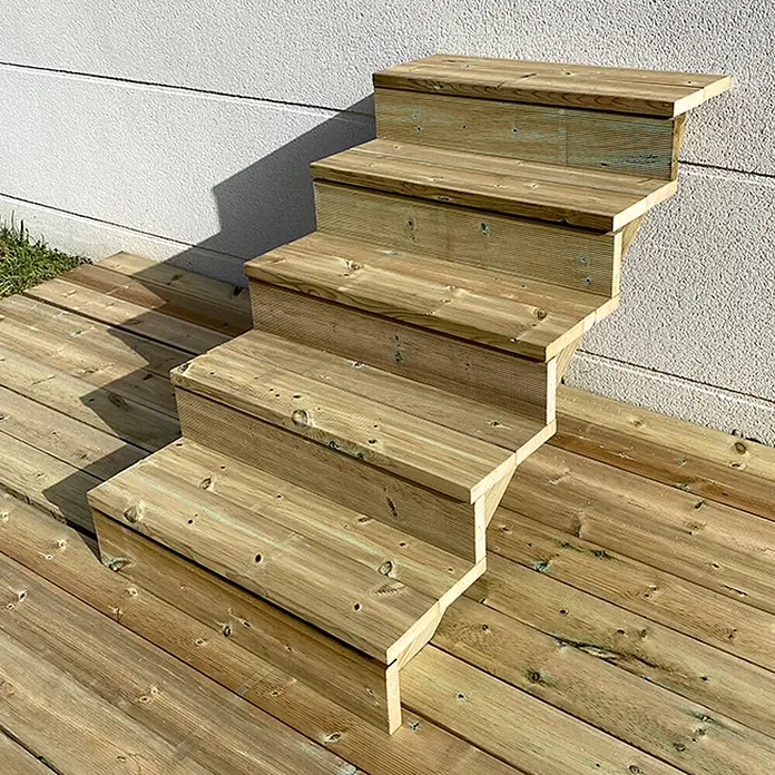 Vinuovo Außentreppe Holz 5 Stufen 80cm mit Setzstufen -  - Helle Holztreppe für den Außenbereich mit mehreren Stufen, in eine Holzterrasse integriert.