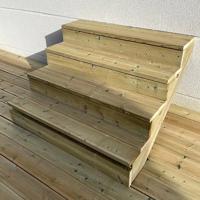 Vinuovo Außentreppe BERLIN Holztreppe - 4 Geschlossene Stufen 71cm Höhe - 120cm Breite - Anzahl Steigungen: 4 Stk., Gerade - Outdoor-Holztreppe mit vier Stufen aus hellbraunem, geriffeltem, behandeltem Holz, verbunden mit einem Holzdeck.