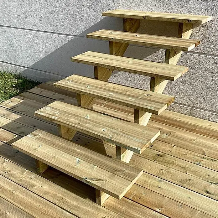 Vinuovo Außentreppe BERLIN Holztreppe - 6 Offene Stufen 105cm Höhe - 100cm Breite - Anzahl Steigungen: 6 Stk., Gerade - Fünf natürliche Holzstufen im Freien, an einer Wand befestigt, die von einer Terrasse aufsteigen.