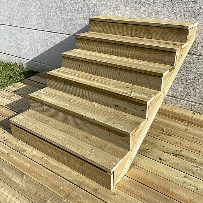 Vinuovo Außentreppe BERLIN Holztreppe - 6 Geschlossene Stufen 105cm Höhe - 120cm Breite - Anzahl Steigungen: 6 Stk., Gerade - Helle Holzstufen, die von einer Terrasse nach oben führen.