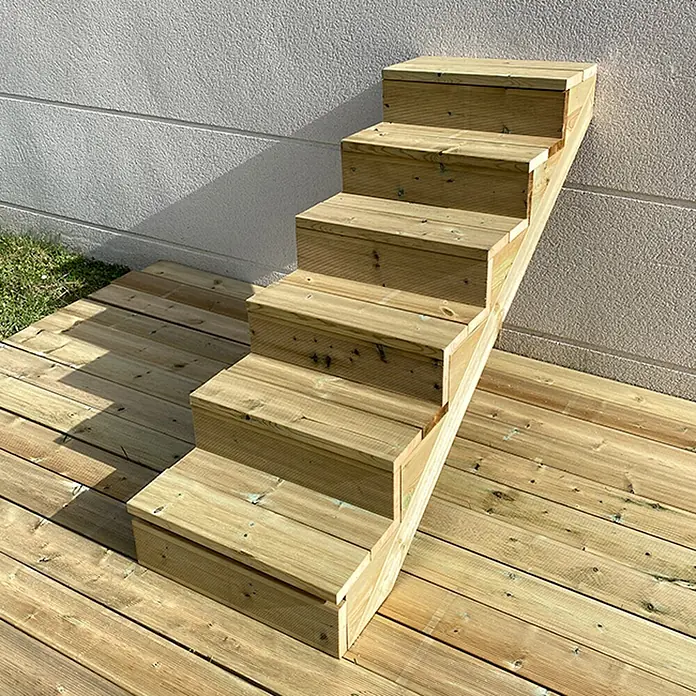 Vinuovo Außentreppe BERLIN Holztreppe - 6 Geschlossene Stufen 105cm Höhe - 60cm Breite - Anzahl Steigungen: 6 Stk., Gerade - Sechsstufige Außentreppe aus hellem, behandeltem Holz, auf einer Holzterrasse an einer Wand installiert.