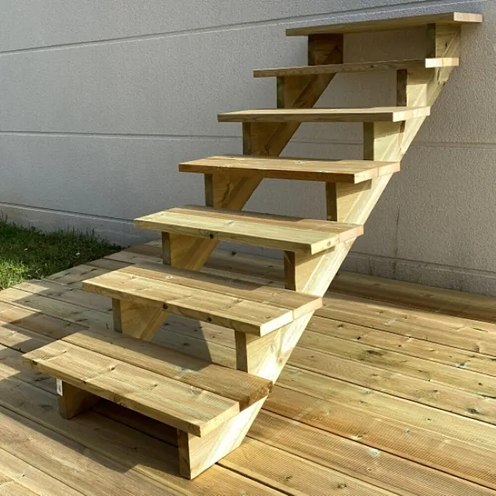 Vinuovo Außentreppe BERLIN Holztreppe - 7 Offene Stufen 122cm Höhe - 80cm Breite - Anzahl Steigungen: 7 Stk., Gerade - Hellbraune Holz-Außentreppe mit 6 Stufen, die eine Terrasse mit einer höheren Ebene verbindet.