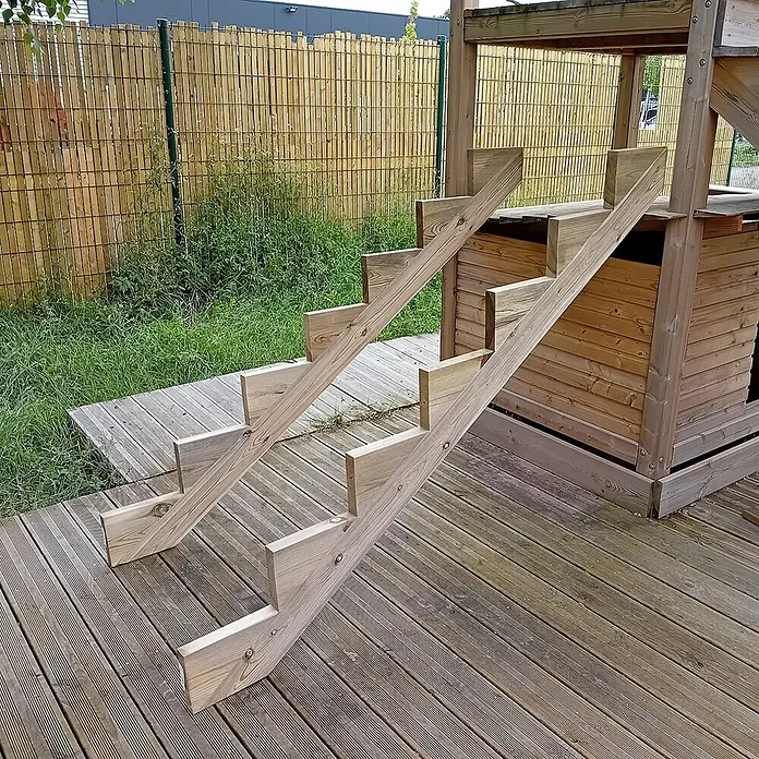 Vinuovo Außentreppe 2er Set Treppenwange 7 Stufen aus KDI Holz für Gartentreppen-Höhe 119cm - Anzahl Steigungen: 7 Stk., Gerade - Naturholz-Außenstufen zu einem kleinen Spielhaus auf einer Terrasse.
