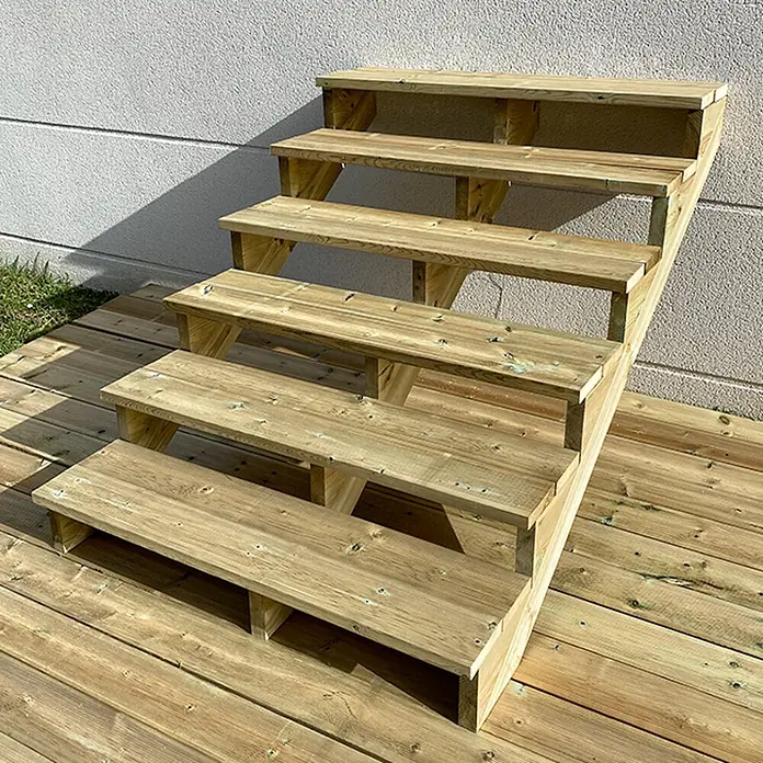 Vinuovo Außentreppe BERLIN Holztreppe - 6 Offene Stufen 105cm Höhe - 120cm Breite - Anzahl Steigungen: 6 Stk., Gerade - Vorgefertigte Holztreppe für den Außenbereich mit mehreren Stufen, auf einer Terrasse installiert.