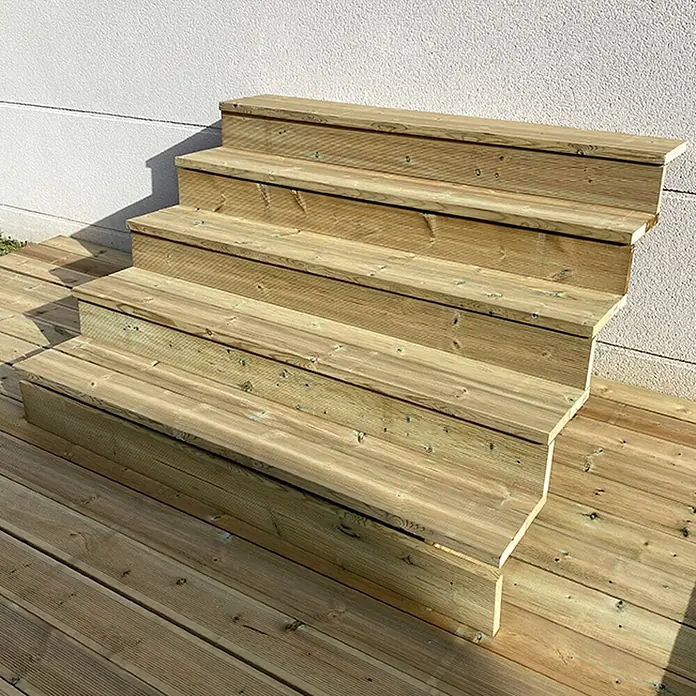 Vinuovo Außentreppe BERLIN Holz-Außentreppe - 5 Geschlossene Stufen 88 cm Höhe - 160 cm Breite - 160 cm, Anzahl Steigungen: 5 Stk., Gerade - Vierstufige Außentreppe aus hellem, behandeltem Holz, die in eine Holzterrasse integriert ist.