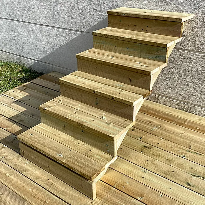 Vinuovo Außentreppe BERLIN Holztreppe - 6 Geschlossene Stufen 105cm Höhe - 80cm Breite - Anzahl Steigungen: 6 Stk., Gerade - Outdoor-Holztreppe und passende Terrasse, aus hellem, behandeltem Holz.