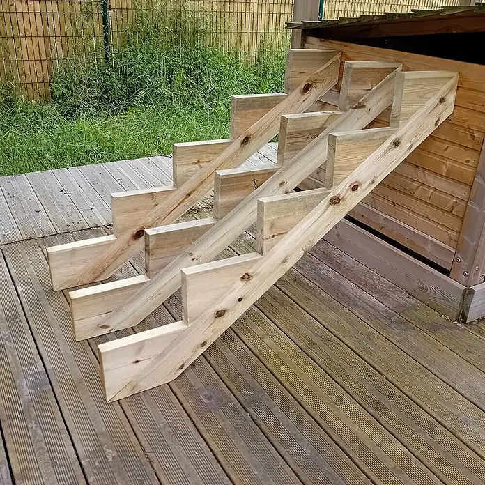 Vinuovo Außentreppe 3er Set Treppenwange 5 Stufen aus KDI Holz für Gartentreppen-Höhe 85cm - Anzahl Steigungen: 5 Stk., Gerade - Helle Holztreppe mit fünf Stufen, auf einer Holzterrasse stehend und zu einer erhöhten Holzstruktur führend.