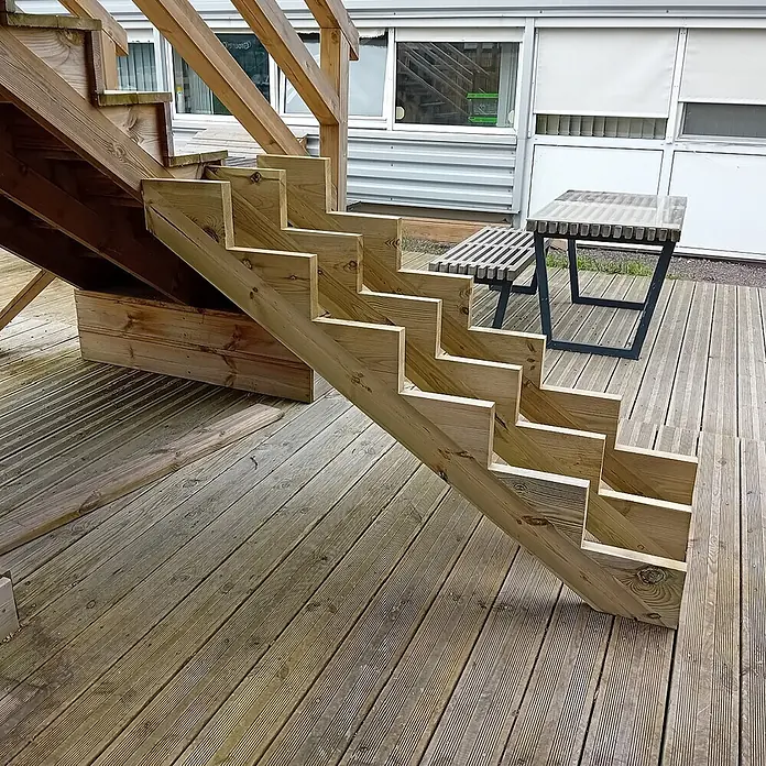 Vinuovo Außentreppe 3er Set Treppenwange 6 Stufen aus KDI Holz für Gartentreppen-Höhe 102cm - Anzahl Steigungen: 6 Stk., Gerade - Outdoor-Holztreppe mit offenen Setzstufen, aus hellem Holz gefertigt, auf einer Holzterrasse.