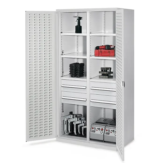 Kappes Metall-Mehrzweckschrank Schwerlastschränke mit Mitteltrennwand 1950x1000x600mm Schlitzplattentüre - Lichtgrau - Weißer Metallschrank mit offenen Türen, Regalböden und Schubladen, gefüllt mit Werkzeugen.
