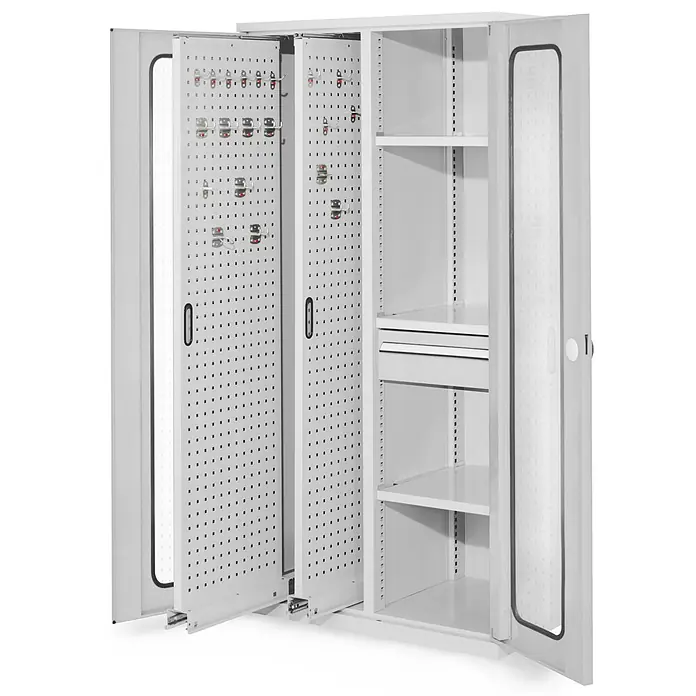 Kappes Metall-Mehrzweckschrank ®RasterPlan Vertikalschränke 1950x1000x600mm Modell 82 Sichtfenstertüren - 60 cm x 1.000 cm x 1,95 m, Lichtgrau - Offener grauer Metallschrank mit Lochblechplatten, Regalböden und einer Schublade.