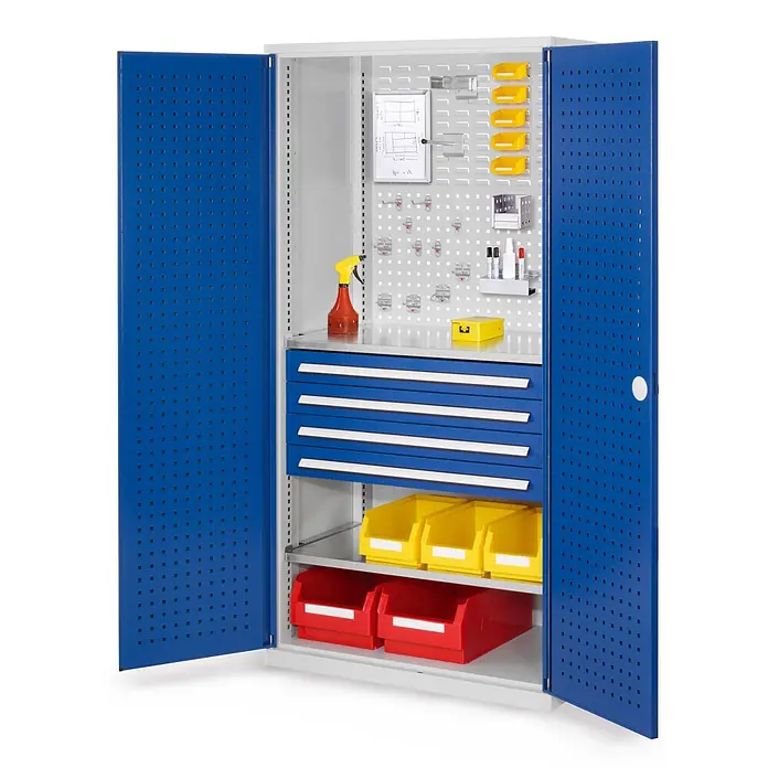 Kappes Metall-Mehrzweckschrank ®RasterPlan Schubladenschränke 1950x1000x600mm Lochplattentüren Modell 1 - Enzianblau - Blaugrauer Werkstattschrank mit offenen Türen, ausgestattet mit Lochwand, mehreren Schubladen und Regalböden mit gelben und roten Behältern.