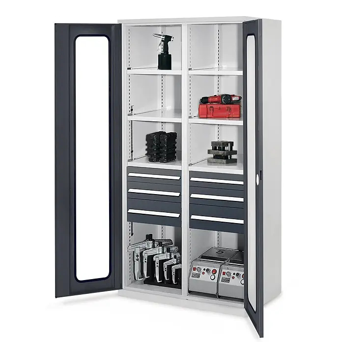 Kappes Metall-Mehrzweckschrank Schwerlastschränke mit Mitteltrennwand 1950x1000x600mm Sichtfenstertüren - 60 cm x 1.000 cm x 1,95 m, Anthrazitgrau - Grau-weißer Werkzeugschrank aus Metall mit geöffneten Türen, der Regale, Schubladen und Werkzeuge zeigt.