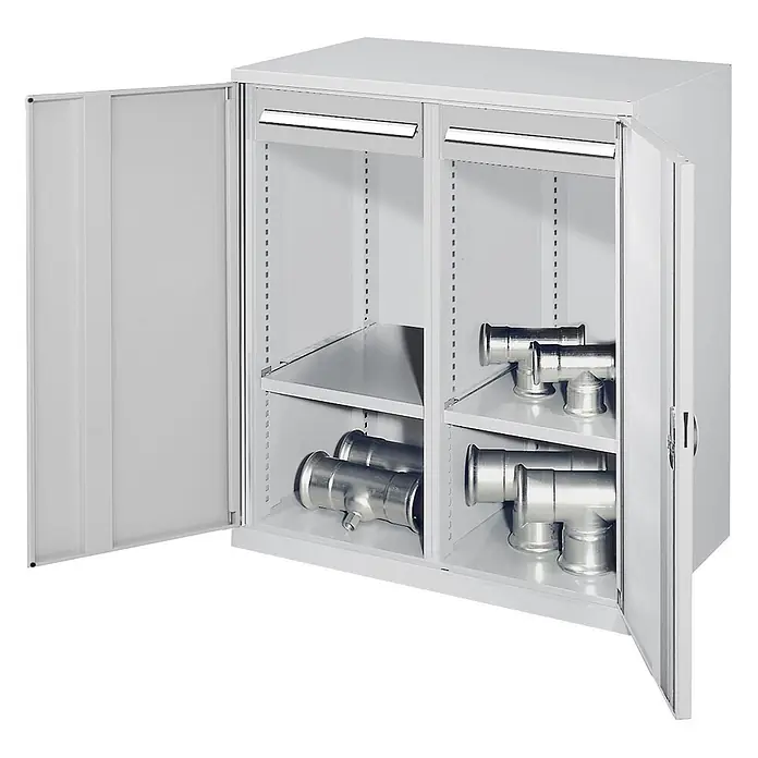 Kappes Metall-Mehrzweckschrank Schwerlast-Beistellschränke mit Mitteltrennwand 1110x1000x600mm Vollblecht - 60 cm x 1.000 cm x 1,11 m, Lichtgrau - Grauer Metallschrank mit offenen Türen, verstellbaren Regalböden und Industrieformstücken darin.