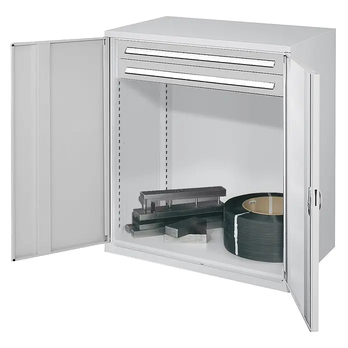 Kappes Metall-Mehrzweckschrank Schwerlast-Beistellschränke ohne Mitteltrennwand 1110x1000x600mm Modell 64 - 60 cm x 1.000 cm x 1,11 m, Lichtgrau - Heller grauer Metallschrank mit zwei offenen Türen, zwei internen Schubladen und Industriematerialien auf einem Regal.