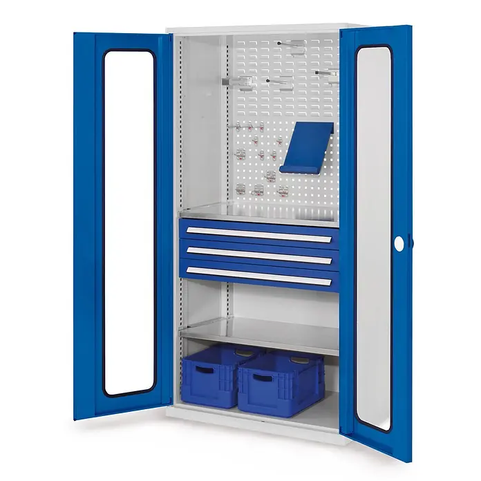 Kappes Metall-Mehrzweckschrank ®RasterPlan Schubladenschränke 1950x1000x600mm Sichtfenstertüren Modell - Enzianblau - Metall-Werkstattschrank mit offenen blauen Türen, drei blauen Schubladen, Lochwand und Lagerkisten.