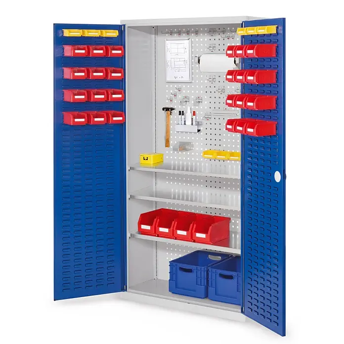 Kappes Metall-Mehrzweckschrank ®RasterPlan Werkzeugschrank 1950x1000m Modell 6 Tiefe 410mm Schlitzplatten - Enzianblau - Blauer und grauer Metall-Werkstattschrank mit offenen Türen, Regalböden, roten und gelben Boxen sowie Werkzeugorganisation an Lochblechwänden.